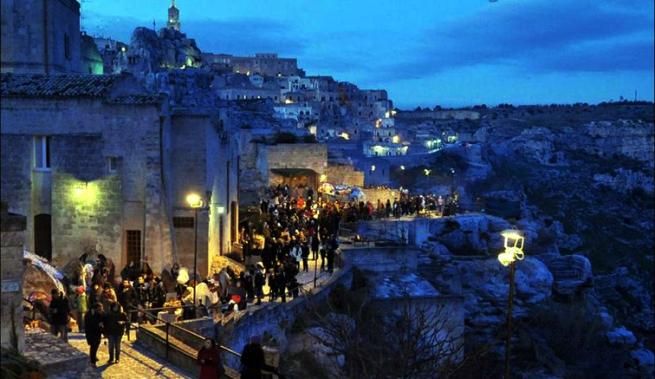 © dal-web  | 
      Il presepe vivente nei Sassi di Matera
   