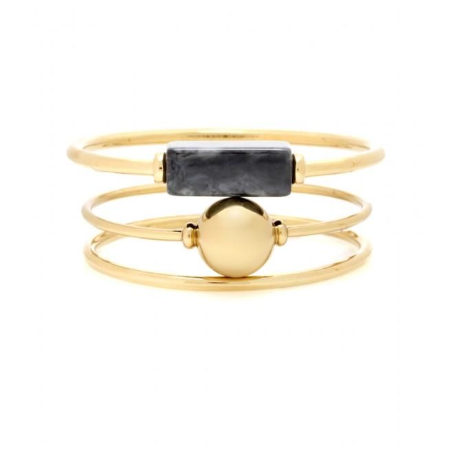 © dal-web  | Bracciale: il consiglio non è il solito accessorio, ma un bracciale strutturato con pietra scura incastonata nell’oro, come quello firmato By Malene Birger.