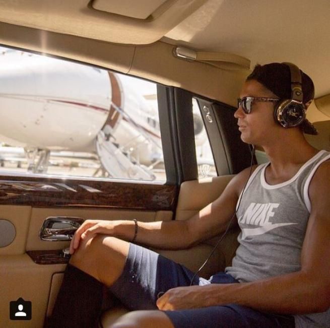 © instagram  | 
   