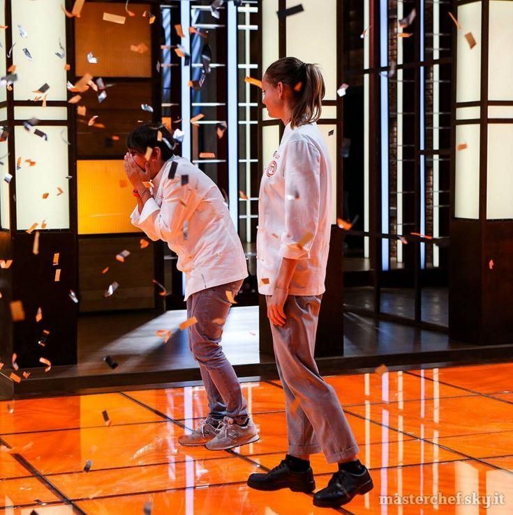 © Tgcom24  | E' Sergio Sylvestre il vincitore di "Amici 15". Il gigante buono ha trionfato nella finale del talent di Maria De Filippi affermandosi nell'ultimo scontro con Elodie. Alla ragazza è andato il premio della critica. Nel corso della puntata è stata assegnata anche una Borsa di studio al ballerino Ale (eliminato in semifinale) mentre Gabriele, che ha vinto nella categoria Danza, avrà 6 mesi di stage con una prestigiosa compagnia di ballo.