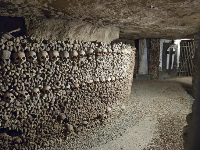 © istockphoto  | 
      CATACOMBE DI PARIGI, FRANCIA
   