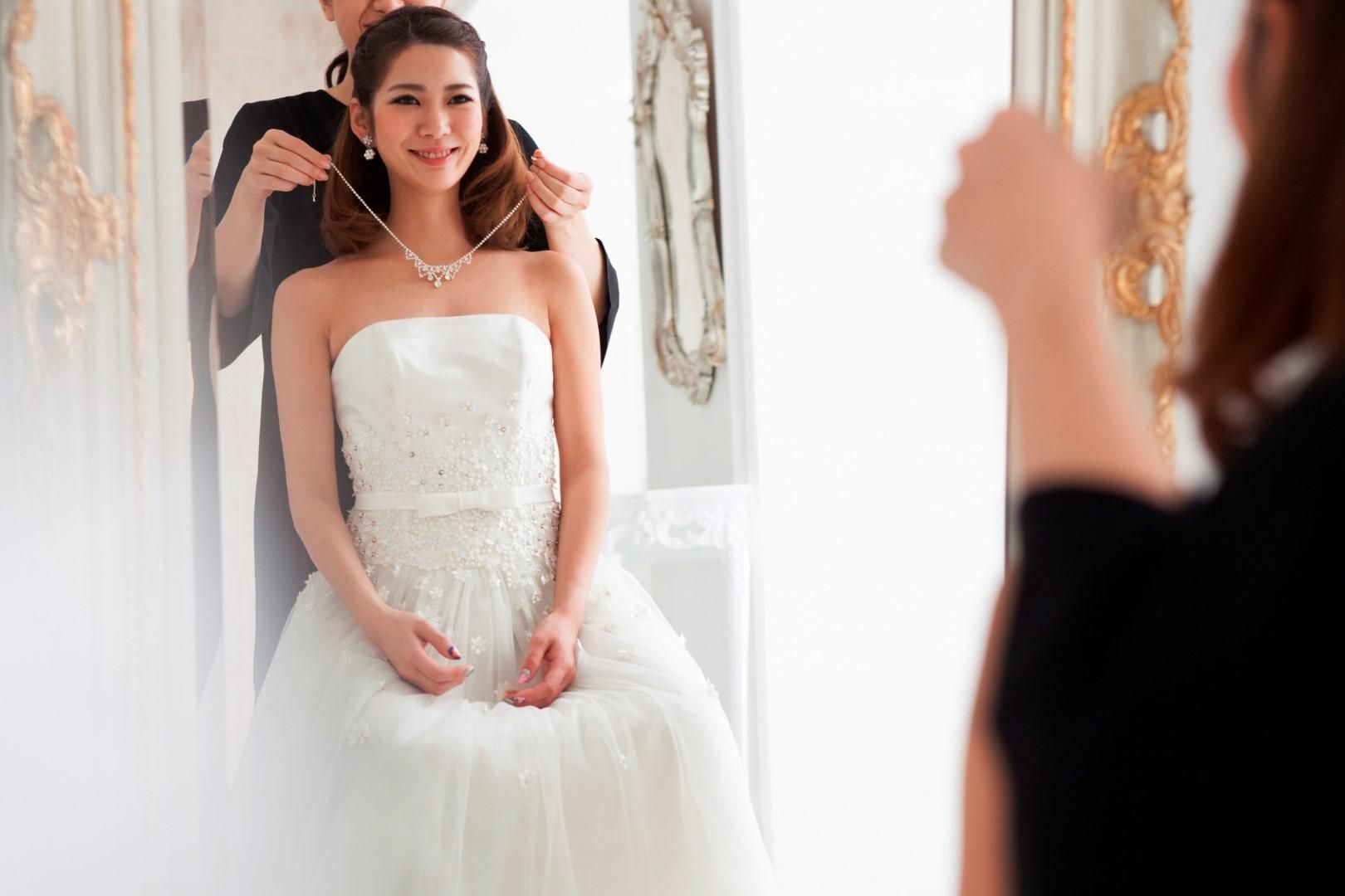 © istockphoto | Indossare gioielli con l'abito da sposa non è vietato dal cerimoniale: baste rispettare alcune regole.