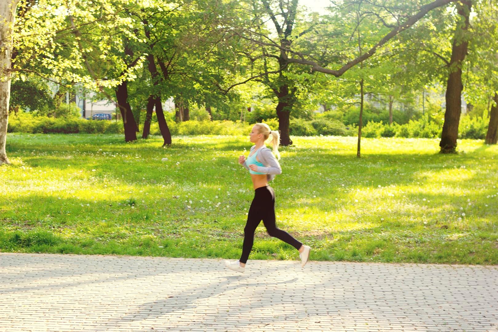 © istockphoto  | CORRI - Correre allena il cuore, scarica le tensioni, svuota la mente. Il vantaggio? La spesa è minima: per fare jogging ti bastano un paio di scarpe adatte e un abbigliamento funzionale