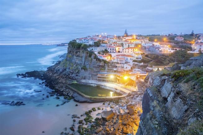 © istockphoto  | 
      AZENHAS DO MAR – PORTOGALLO
   