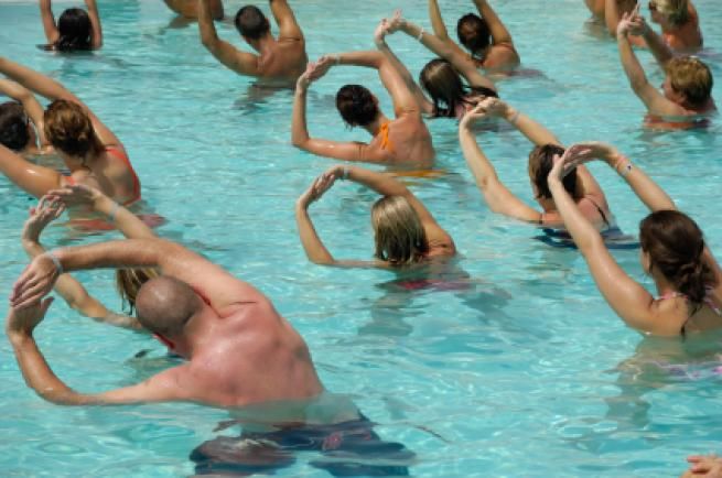 © Istockphoto  | AQUAGYM: RITUFFATI IN ACQUA! – Qualche chilo di troppo? Le attività in acqua garantiscono ottimi risultati, in più l'acquagym grazie alla musica ha un effetto positivo sull'umore. L'azione dell'acqua contribuirà inoltre a rassodare e delineare i muscoli, rendendo più flessuoso e armonico il fisico.