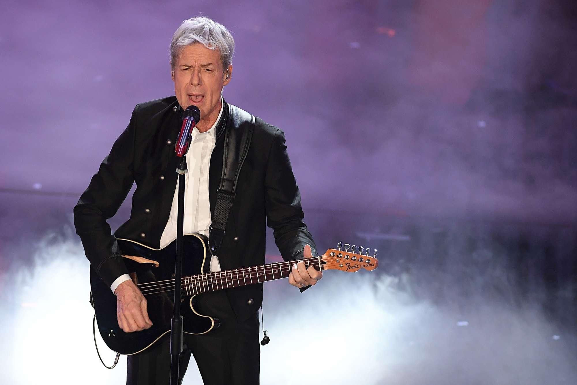 © lapresse  | Inizio in versione rockettara per la terza serata del Festival di Sanremo. Claudio Baglioni entra in scena correndo, chitarra imbracciata, e intona la sua "Via"