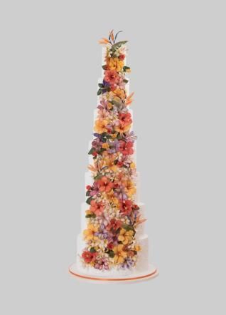 © tgcom24  | Torta nuziale di 4 piani con decori a ghirlanda e fiori in Gum Paste 