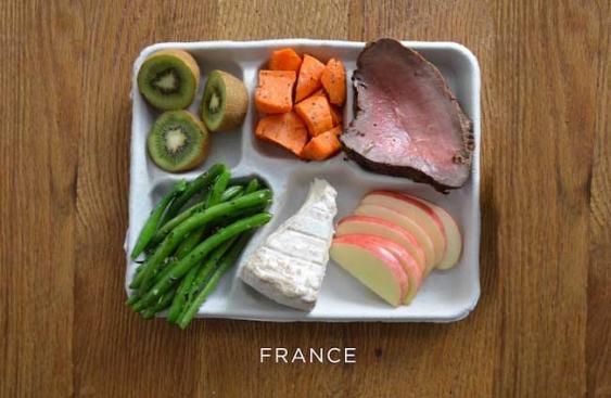 © tgcom24  | In Brasile i bambini dovrebbero mangiare carne di maiale con verdure miste, riso con fagioli neri, insalata, pane e platani cotti al forno. 