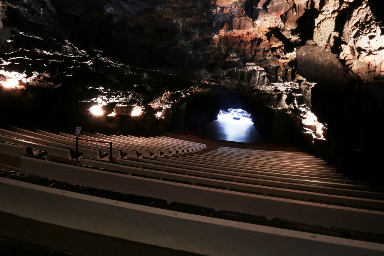 © tgcom24 | Jameos del Agua - Lanzarote – Isole Canarie - Musica nell'antro del vulcano.