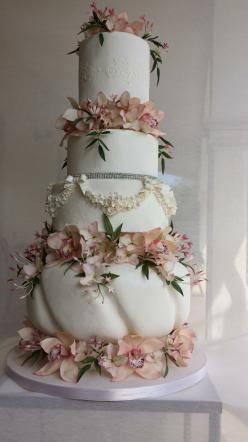 © tgcom24  | Torta nuziale di 4 piani con decori a ghirlanda e fiori in Gum Paste 