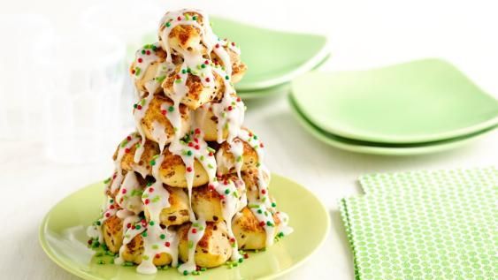 © tgcom24  | I panini dolci alla cannella sono assemblati fino a costruire l’albero di Natale, decorato con una glassa di zucchero e codette colorate.