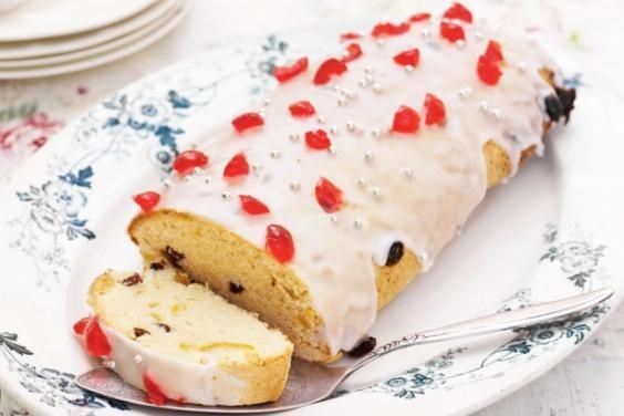 © tgcom24  | I panini dolci alla cannella sono assemblati fino a costruire l’albero di Natale, decorato con una glassa di zucchero e codette colorate.
