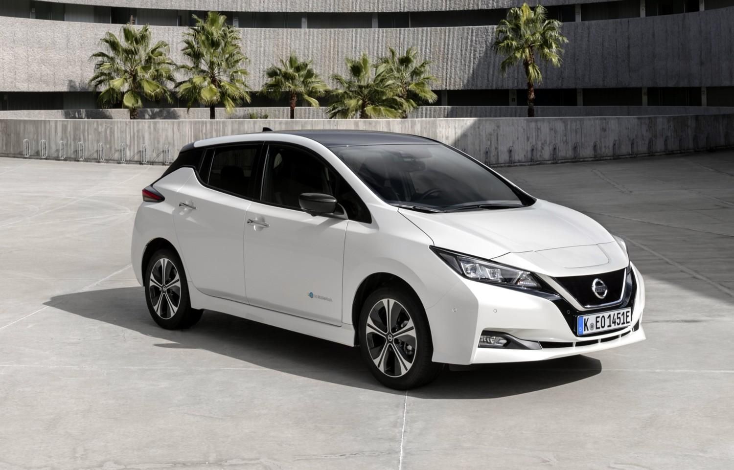 © ufficio-stampa  | - Nissan Leaf - È il modello elettrico più venduto al mondo, una berlina compatta 5 porte che nasce elettrica e vanta pertanto emissioni di CO2 pari a zero. Quanto siano ecologiche queste auto dalle batterie sofisticatissime, che hanno bisogno di smaltimenti speciali, è un altro problema, resta il fatto che la Leaf abbatte i costi carburante e a listino costa a partire dai 36.500 euro della Enel Edition. Meno 6.000 euro di ecobonus fanno 30.500 euro. Interessante!