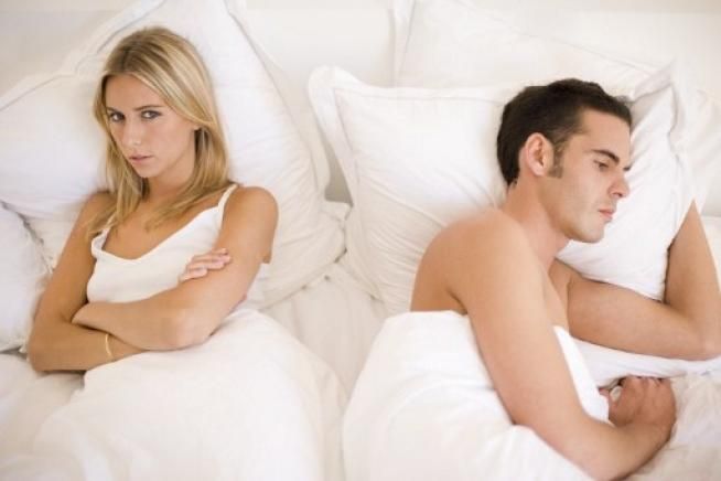 © Istockphoto  | A CUCCHIAIO – Quando ci si abbraccia a cucchiaio i due corpi aderiscono uno all'altro: una vicinanza che indica profonda armonia e intesa sessuale. Attenzione, però, in certi casi può manifestare un bisogno di trovare sicurezza. Abbracciando l'altro, lo proteggo ma al tempo stesso trovo un appiglio.