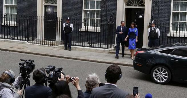 © -afp  | David Cameron, con la moglie Samantha, a Downing Street dopo il trionfo elettorale
