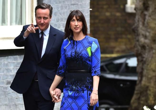 © -afp  | David Cameron, con la moglie Samantha, a Downing Street dopo il trionfo elettorale