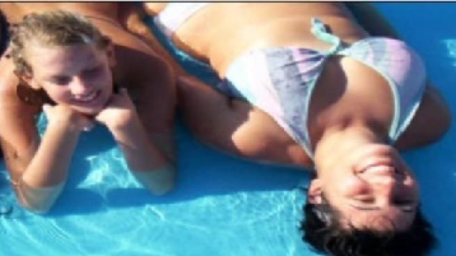 © Da video | In esclusiva a Mattino 5 gli scatti inediti di una Sarah mai vista: felice e sorridente con la cugina Sabrina. Attimi immortalati pochi giorni prima della tragedia: il 26 agosto 2010  la 15enne di Avetrana fu uccisa. Per il suo delitto  sono in carcere la cugina Sabrina Misseri e la zia Cosima.