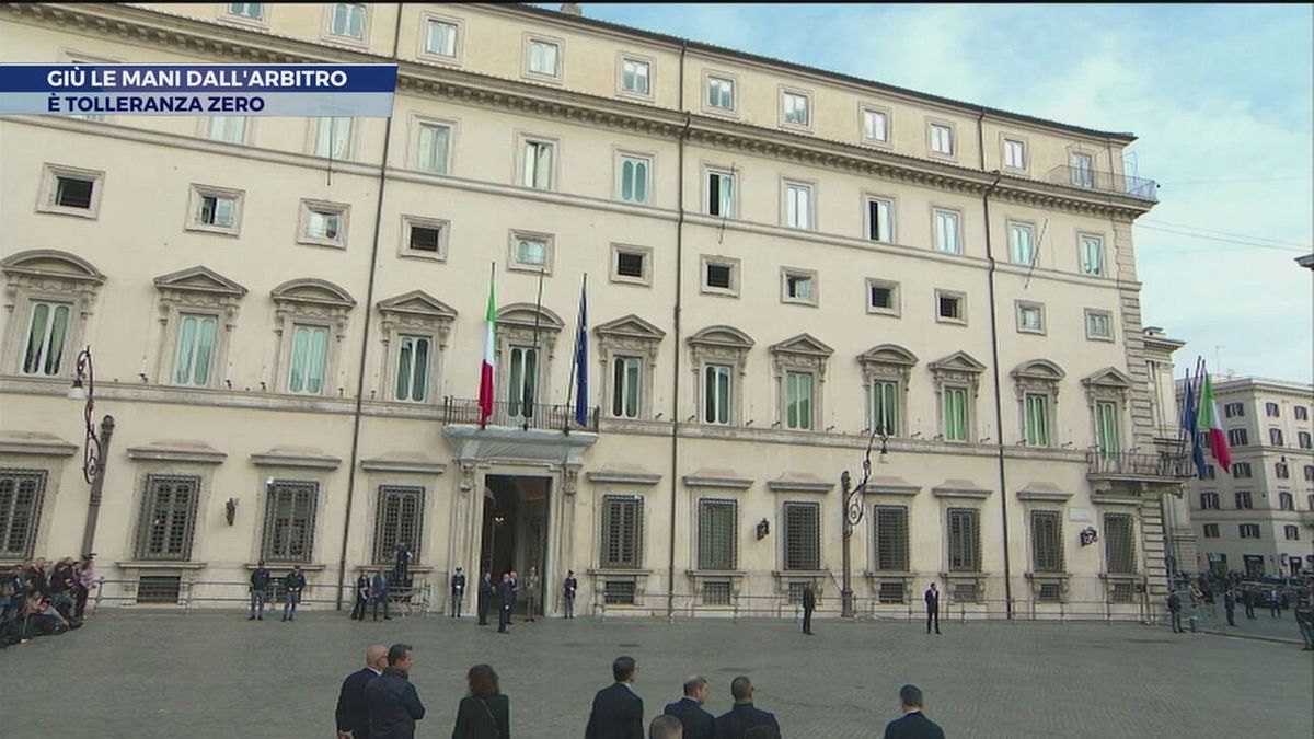 Giù le mani dall'arbitro