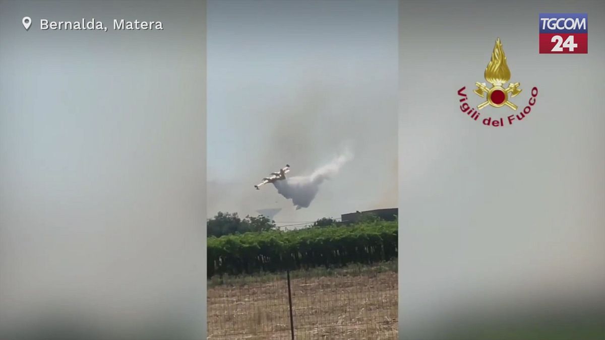 Incendio alle porte di Matera, evacuate due palazzine: in azione anche i Canadair