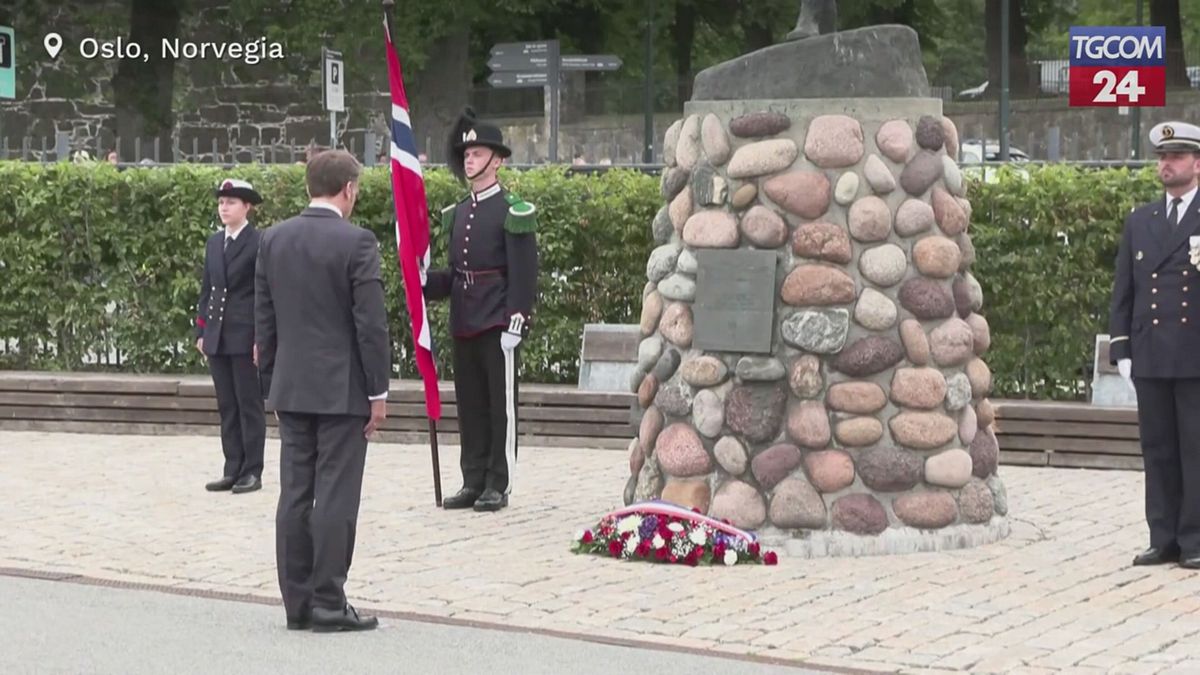 Norvegia, Macron depone una corona di fiori davanti al memoriale di Oslo