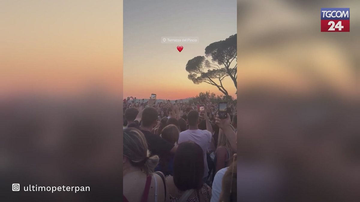 Roma, folla al Pincio per cantare Ultimo: il raduno dei fan diventa virale