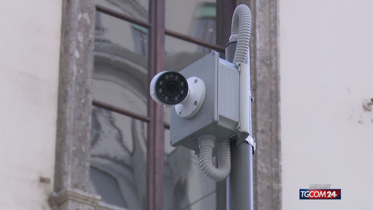 12.00 LE TELECAMERE SPIA IN CASA (CON DICH RAPETTO)
