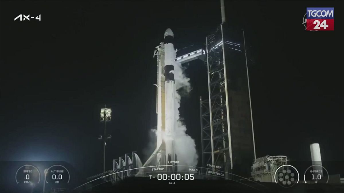 Decollato razzo SpaceX con astronauti da India, Polonia e Ungheria