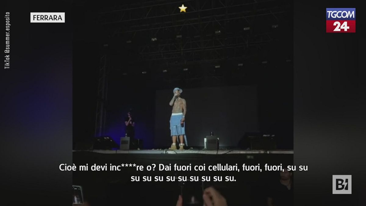 Sfera Ebbasta ai suoi fan: "Mi devo inc****re?!"