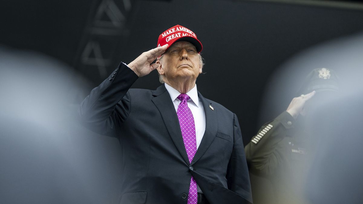 Donald Trump e i cappellini "parlanti": "Make America Great Again"