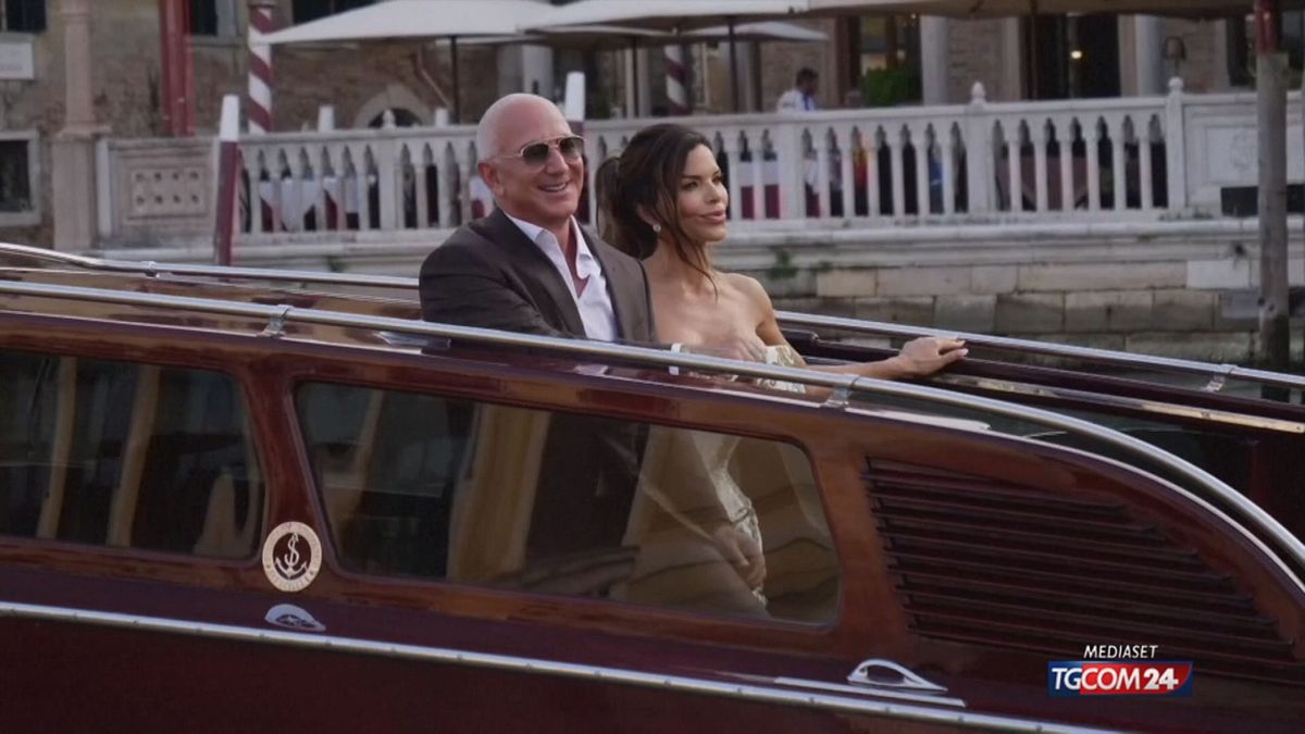 BACIO BEZOS E SIGNORA SRV