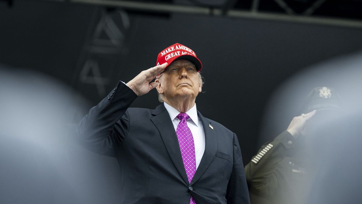 Donald Trump e i cappellini "parlanti": "Make America Great Again"