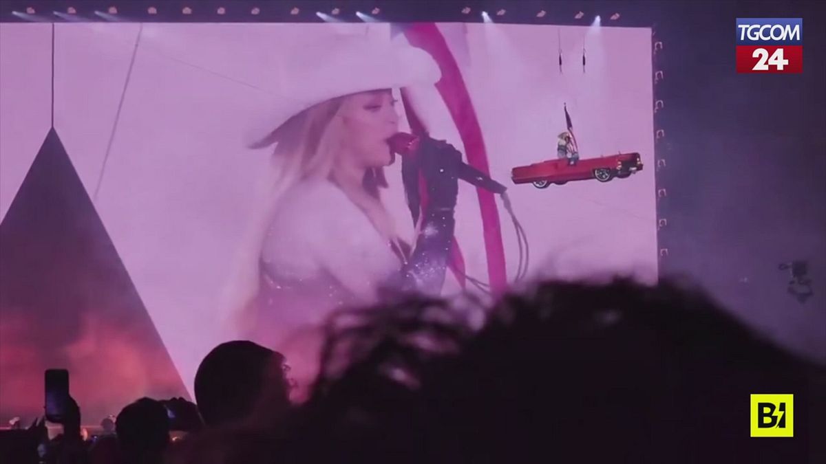 "Stop stop stop": Beyoncé rischia di cadere durante il concerto