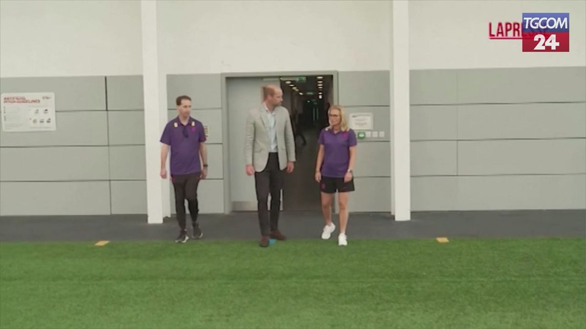 Regno Unito, principe William fa visita alla Nazionale femminile inglese di calcio