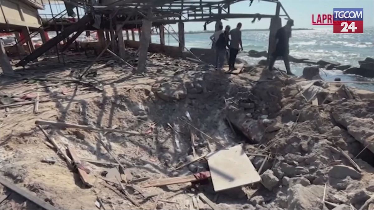 Gaza, un internet café sul mare completamente distrutto