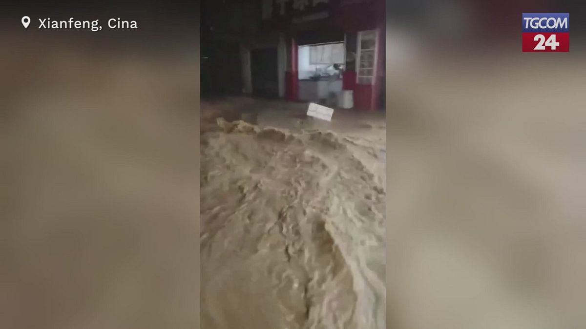 Cina, piogge torrenziali sommergono Xianfeng: evacuate 18mila persone