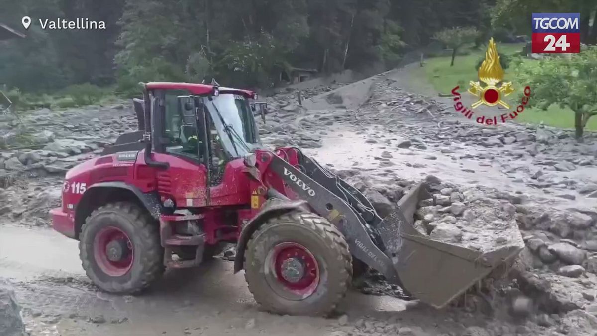Maltempo in Valtellina, vigili del fuoco liberano le strade e aiutano i residenti