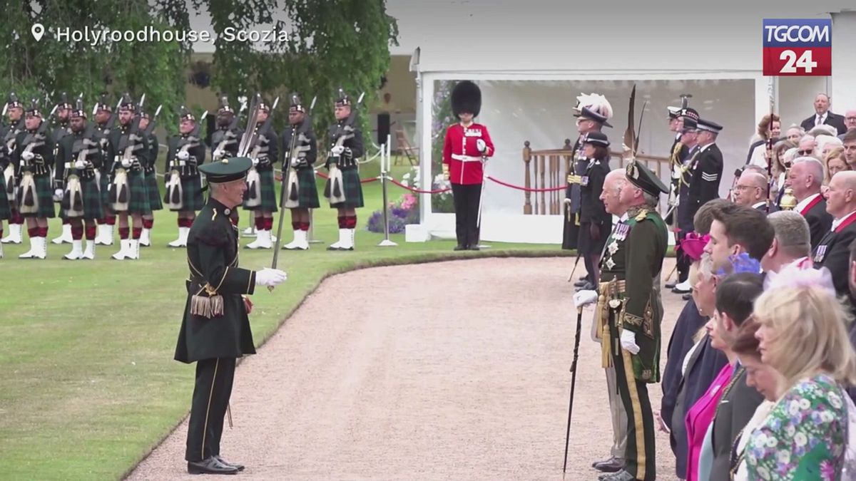 Re Carlo in Scozia, accolto con la Cerimonia delle Chiavi a Holyroodhouse