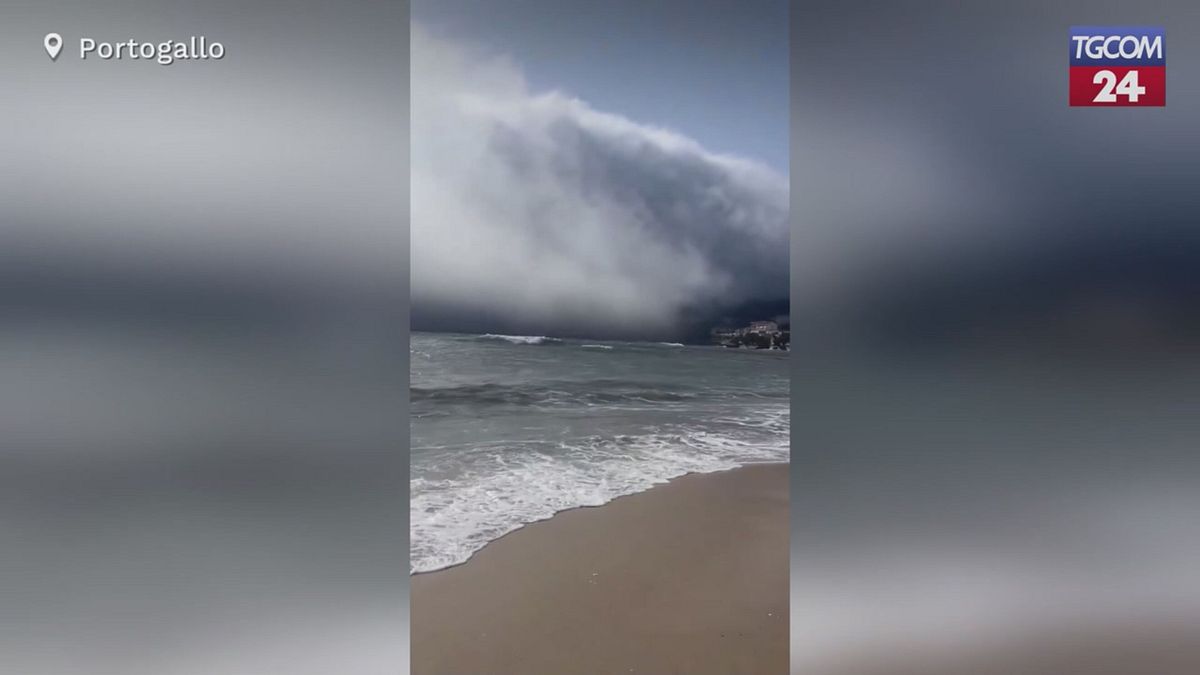 Portogallo, il raro e affascinante fenomeno della "roll cloud"