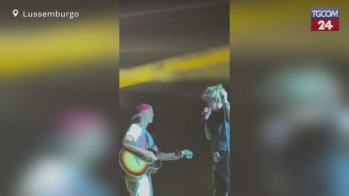 Green Day, fan sale sul palco e suona gli Oasis: Billie Joe Armstrong lo caccia