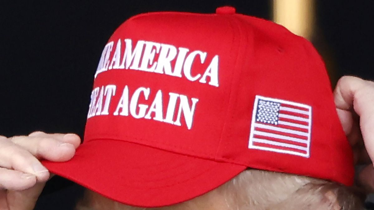 Donald Trump e i cappellini "parlanti": "Make America Great Again"