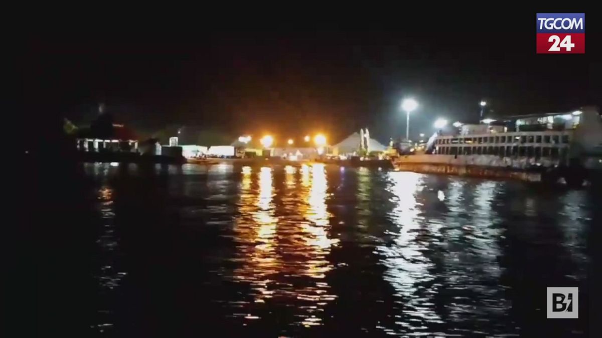 Indonesia, affonda traghetto con più di 60 persone a bordo