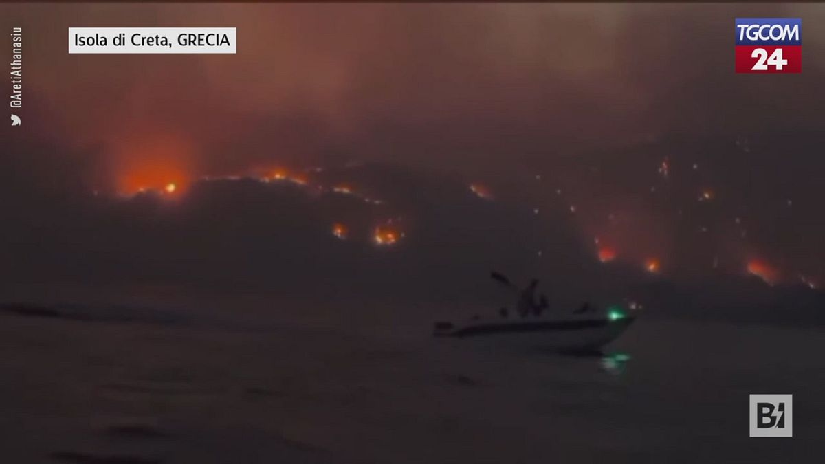 Creta in fiamme, evacuati centinaia di turisti