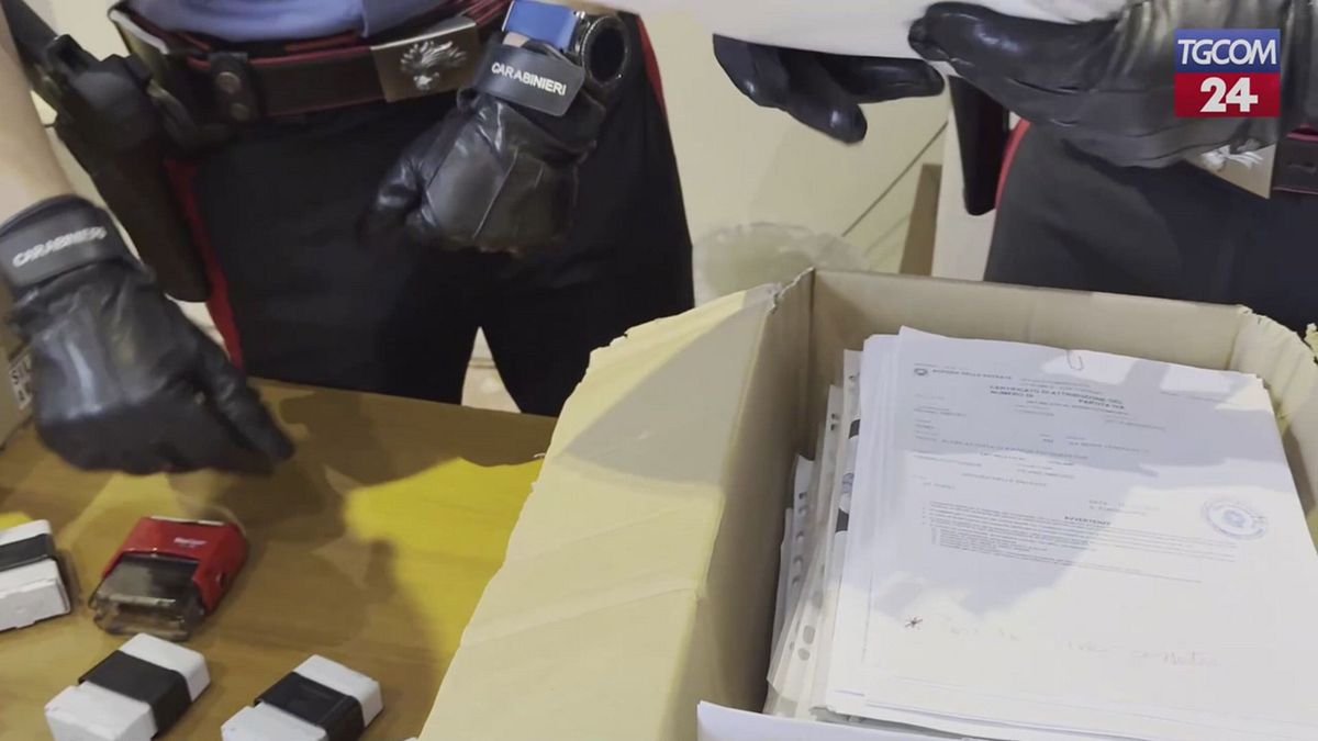 Roma, shopping per 40mila euro con carte credito ottenute con documenti falsi: arrestato