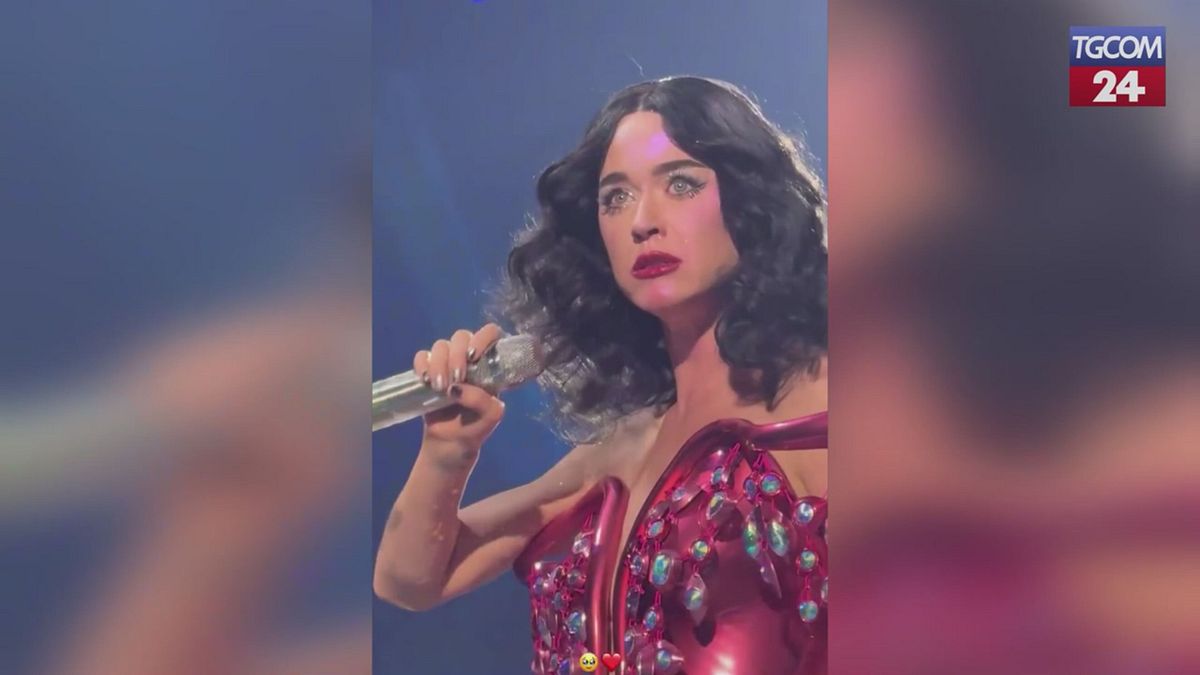 Kate Perry scoppia in lacrime sul palco dopo la rottura con Orlando Bloom