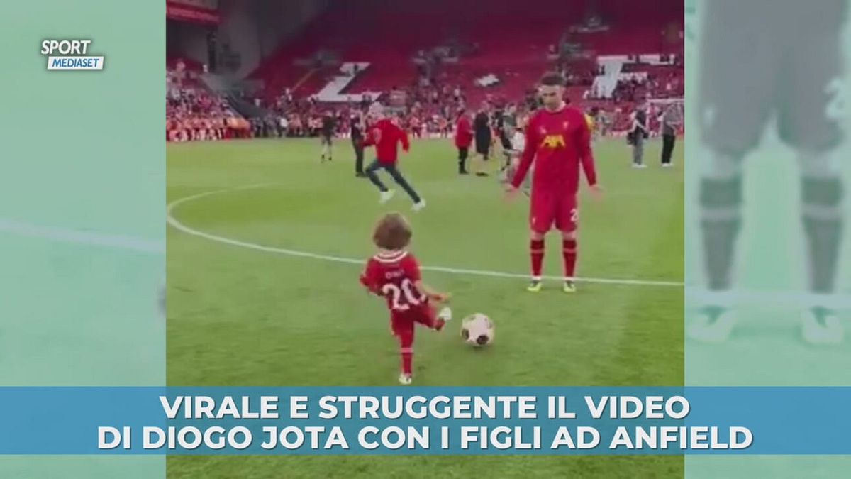 Diogo Jota coi figli ad Anfield
