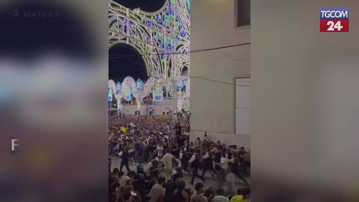 Festa della Bruna, il tradizionale assalto al Carro trionfale finisce con 7 feriti