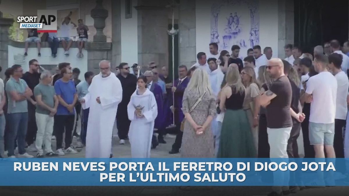 Funerali Diogo Jota, Ruben Neves porta il feretro