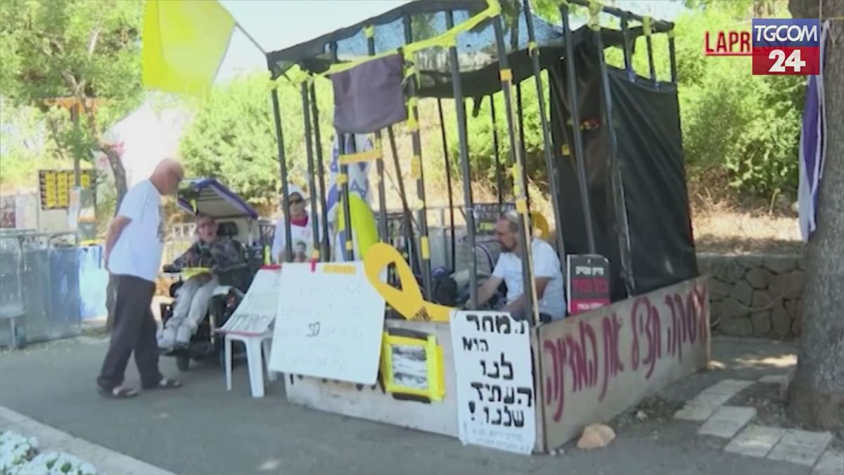 Ostaggi detenuti a Gaza, un rabbino israeliano si rinchiude in una gabbia per protesta