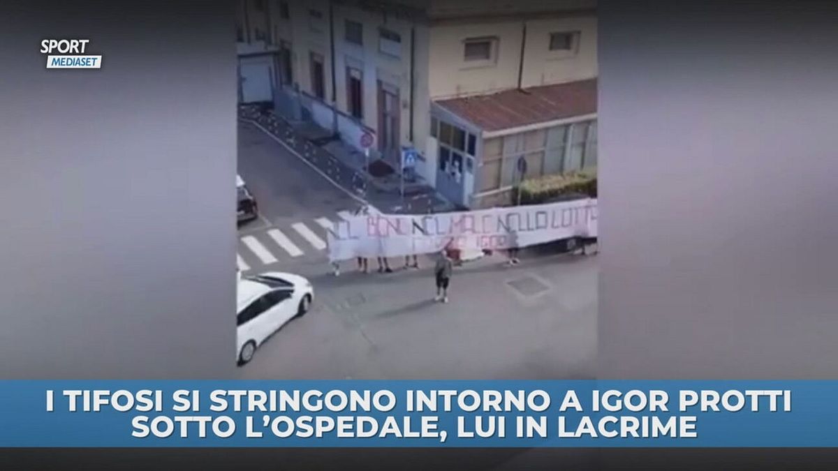 Tifosi sotto l'ospedale di Protti