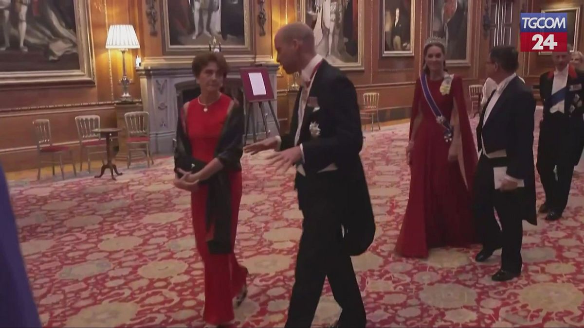 Windsor, Kate Middleton incanta in abito di seta rosso scuro al banchetto di Stato